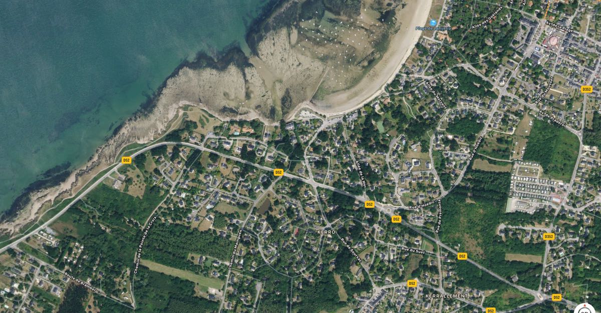 Vue aérienne de la côte de Quimiac, entre pinède et plage de Lanséria