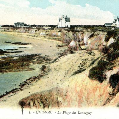 Les falaises du Cabonnais sont un des plus joyaux de la commune. Elles sont, du fait de leurs couleurs ocre, un site magnifique. Les mêmes falaises à Pénestin sont classées. Vous les voyez ici dans leur état intitial (carte postale ancienne et colorisée)